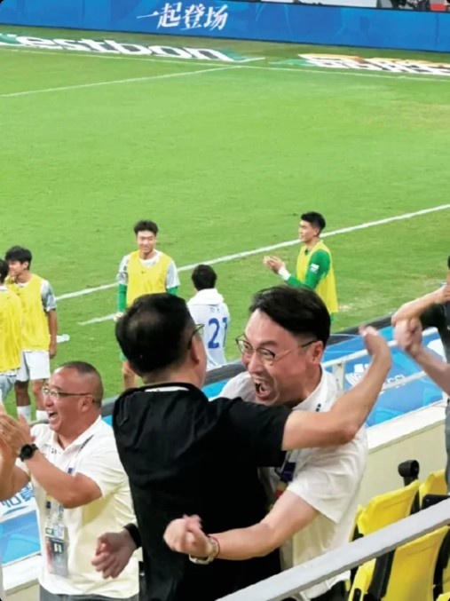 东体：申花对蓉城逆转局势后，俱乐部管理层在看台上激情相拥
